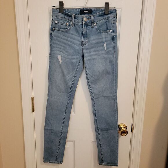 Aero Low Rise Slightly Distressed Light Wash Skinny Jeans Size 4 - Picture 2 of 6